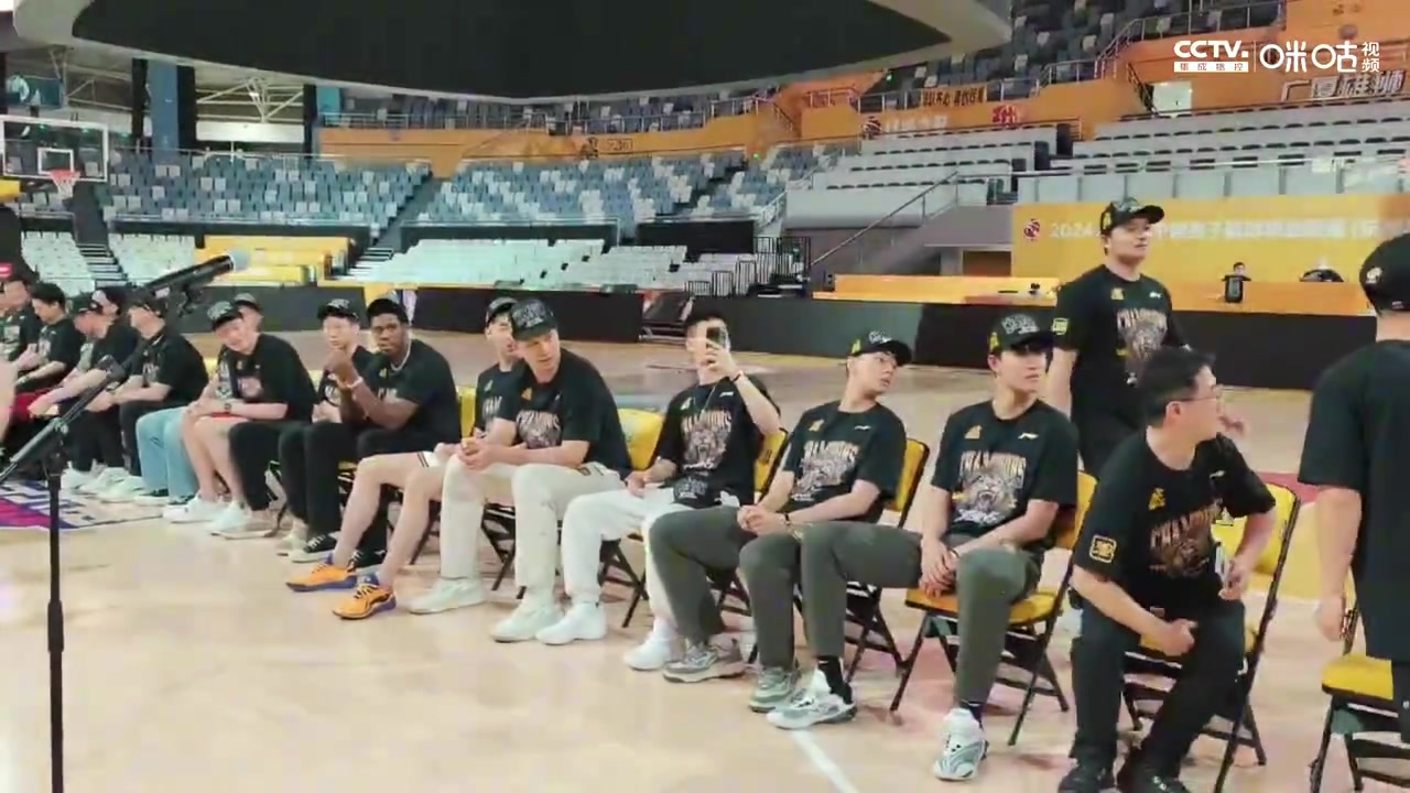 没有忘记98号队员！广厦与独腿聋哑小伙何明亮一起共享总冠军荣誉