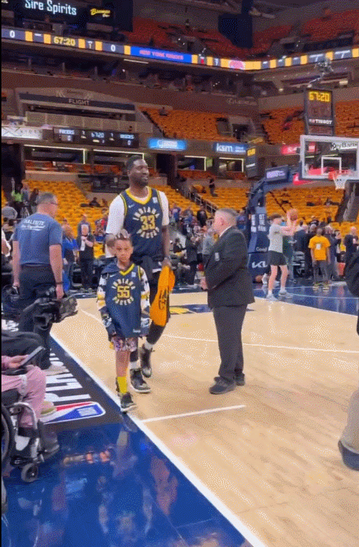 五虎上将！希伯特带儿子现身主场支持步行者