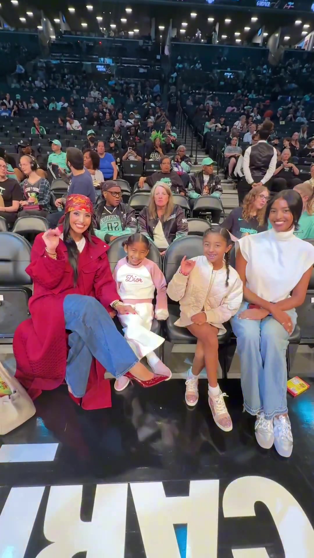 开开心心?瓦妮莎携3个女儿 前排观看WNBA自由人VS天空比赛