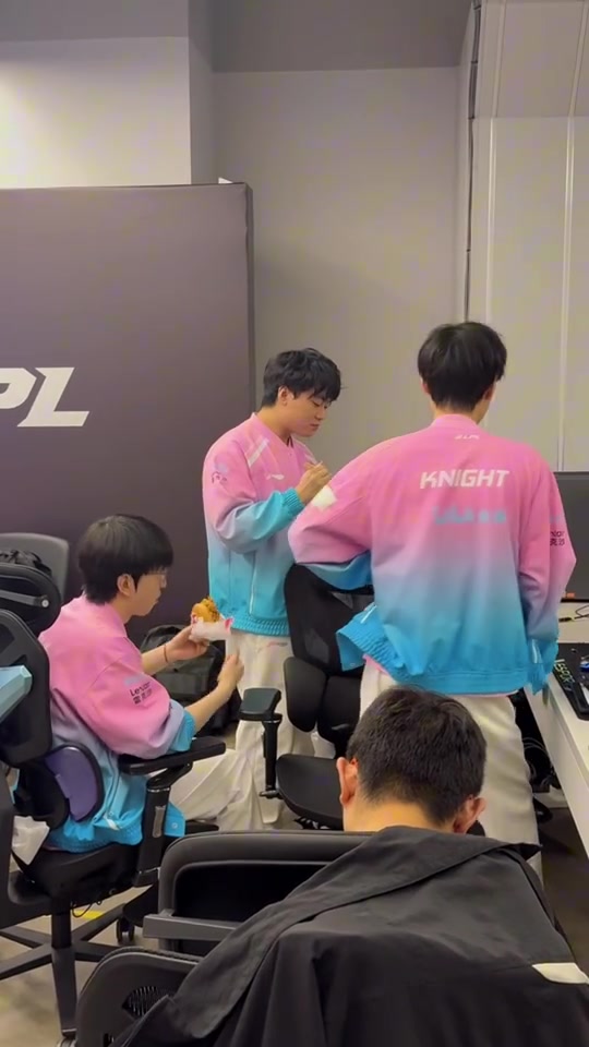 在研究MSI对手了？BLG休息室花絮：一边吃饭一边看LCK的比赛！